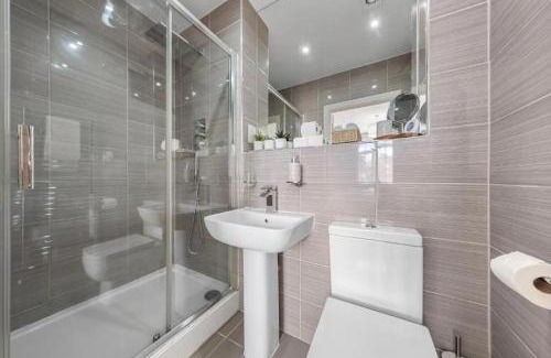 Stockwell Apartment | Deluxe Clapham 2 Bed 2 Bath Apartment, 10 mins from Oxford Circus