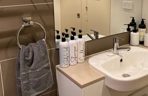 Subiaco Apartment | DELUXE CLOSE TO CITY WIFI NETFLIX WINE PARKING