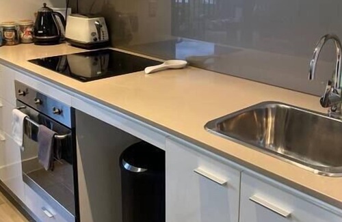 Subiaco Apartment | DELUXE CLOSE TO CITY WIFI NETFLIX WINE PARKING
