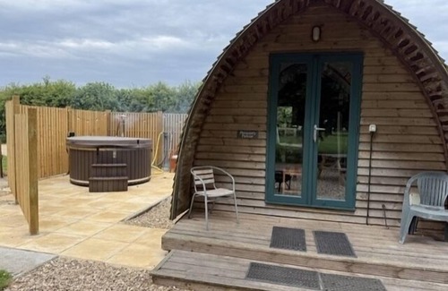 Weston Cabin | Deluxe Cosy Cabin With Wood Fired Hot Tub