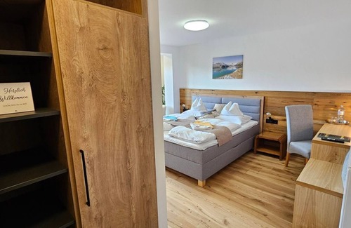 Seeboden Bed & Breakfast | Deluxe Doppelzimmer Zedernplatz mit Südbalkon - Gästehaus Bärwald