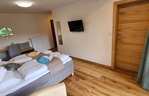 Seeboden Bed & Breakfast | Deluxe Doppelzimmer Zedernplatz mit Südbalkon - Gästehaus Bärwald