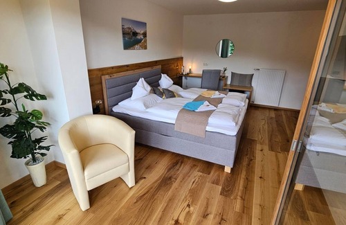 Seeboden Bed & Breakfast | Deluxe Doppelzimmer Zedernplatz mit Südbalkon - Gästehaus Bärwald