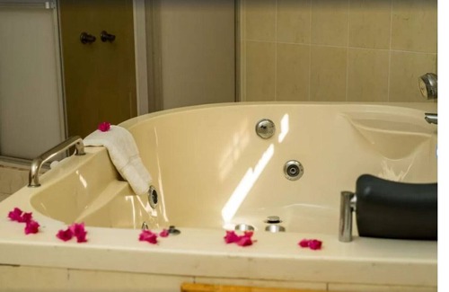 Runaway Bay Resort | Deluxe Double 2, 1 King Bed, Garden View