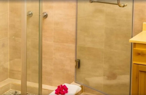 Runaway Bay Resort | Deluxe Double 2, 1 King Bed, Garden View
