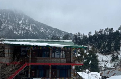 Old Manali Apartment | Deluxe Double Room/2 Adults + 1 Child/- The Cosmic Rajasthan