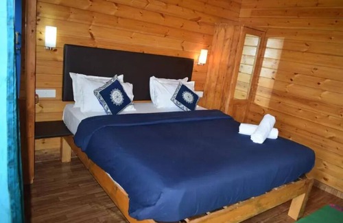Agonda House | Deluxe Double Room with Balcony and Sea View