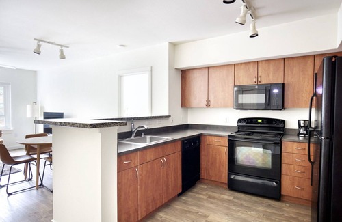 West Bellevue Apartment | Deluxe Downtown Bellevue 2BR w/W/D & Storage, near Shops, by Blueground