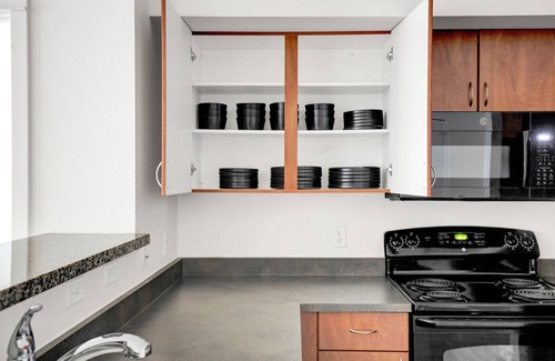 West Bellevue Apartment | Deluxe Downtown Bellevue 2BR w/W/D & Storage, near Shops, by Blueground