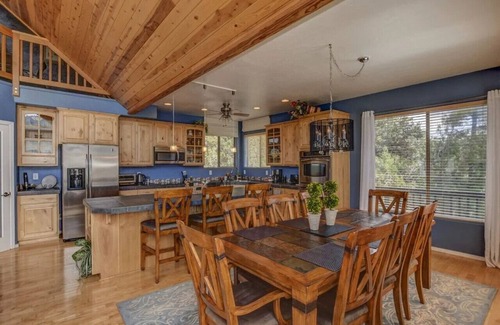 Prescott House | Deluxe Family Cabin in the Pines