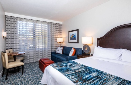 South Lake Tahoe Hotel | Deluxe Guest Room at Marriott's Timber Lodge
