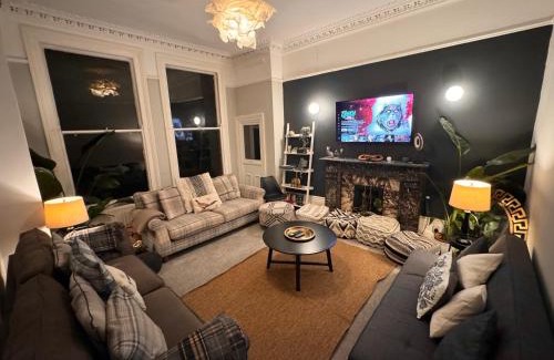 Liverpool House | Deluxe Huge Detached House with Parking, sleeps up to 30 people, 2m from Liverpool City Centre