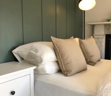 Liverpool House | Deluxe Huge Detached House with Parking, sleeps up to 30 people, 2m from Liverpool City Centre