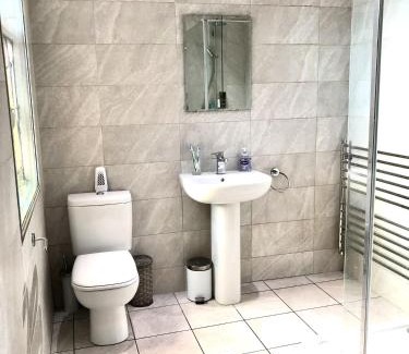Liverpool House | Deluxe Huge Detached House with Parking, sleeps up to 30 people, 2m from Liverpool City Centre