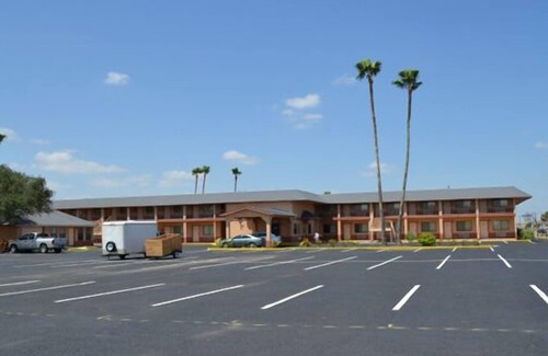 Weslaco Hotel | Deluxe Inn and Suites Weslaco