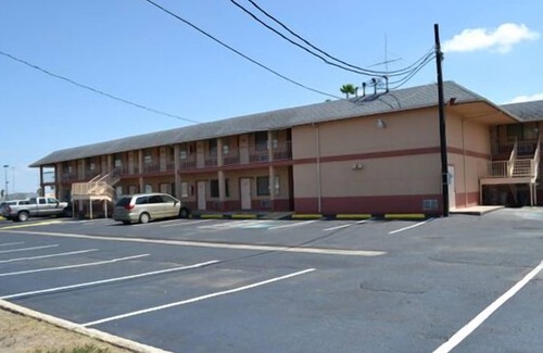 Weslaco Hotel | Deluxe Inn and Suites Weslaco