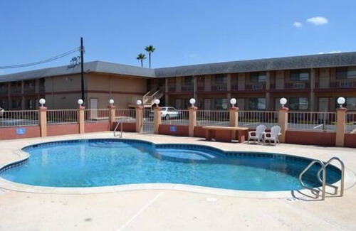 Weslaco Hotel | Deluxe Inn and Suites Weslaco