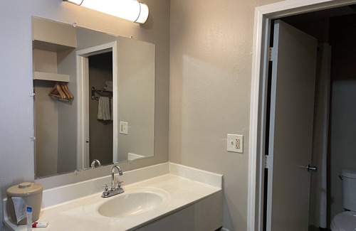 Junction City Hotel | Deluxe Inn & Suites