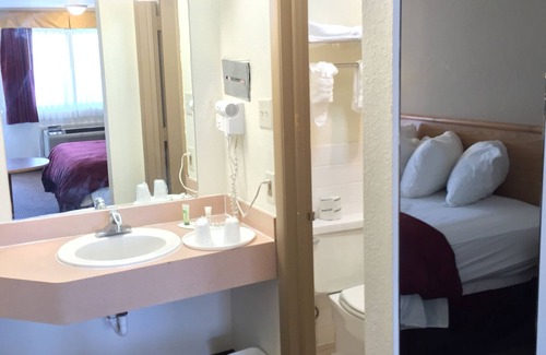 Junction City Hotel | Deluxe Inn & Suites