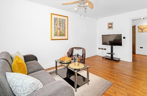 Feltham North Apartment | Deluxe Kempton Park Views Two-bedroom Apartments