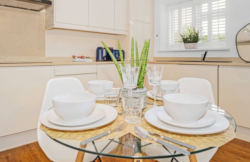 Feltham North Apartment | Deluxe Kempton Park Views Two-bedroom Apartments