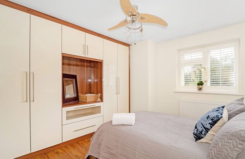 Feltham North Apartment | Deluxe Kempton Park Views Two-bedroom Apartments