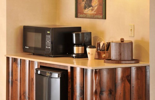 St. Joseph Hotel | Deluxe King, 1 King, Stoney Creek St. Joseph, Wild West Themed Room