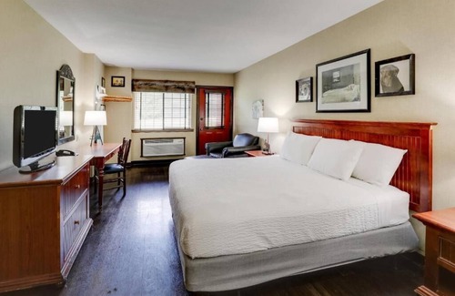 Columbia Hotel | Deluxe King Bed with Private Balcony! Stoney Creek Columbia, Parking
