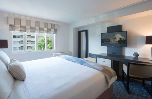 Kalorama Heights Hotel | Deluxe King Room at The Normandy Hotel, Minutes to Smithsonian's National Zoo!
