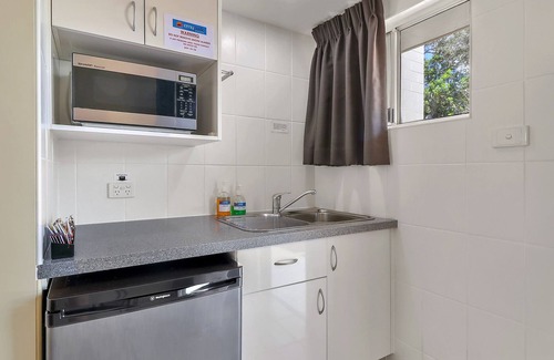 Emu Park Apartment | Deluxe King Studio 3