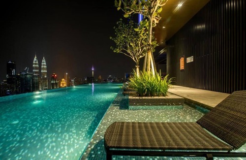 Malaysian Police Training Centre Apartment | Deluxe King Suite with Twin Tower View 28