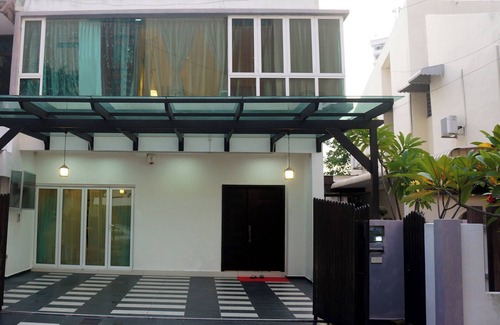 Downtown George Town House | Deluxe King With Attached Bathroom