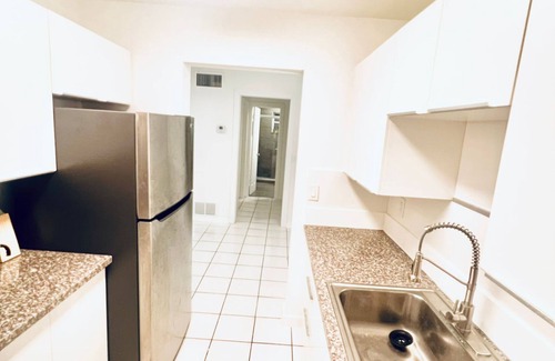 Hallandale Beach Apartment | Deluxe location 1B1B in Hallandale Beach, Florida!