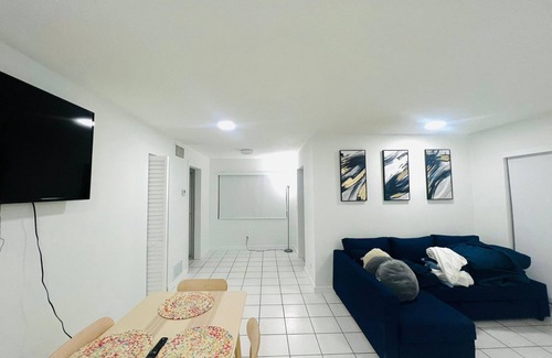Hallandale Beach Apartment | Deluxe location 1B1B in Hallandale Beach, Florida!