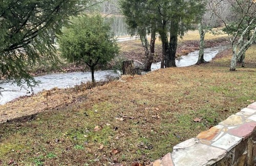 Tellico Plains Cabin | Deluxe log cabin! Pet and motorcycle friendly - enjoy nature with family and friends! 3 Bedroom Cabin by RedAwning