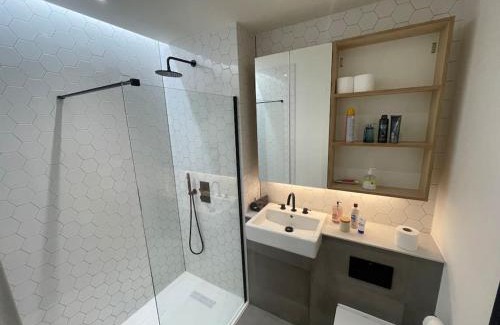 London Borough of Hounslow Apartment | Deluxe Modern 1Bed Apartment w/Gym & Free Parking
