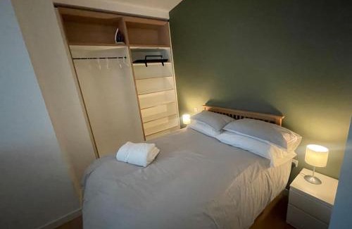London Borough of Hounslow Apartment | Deluxe Modern 1Bed Apartment w/Gym & Free Parking