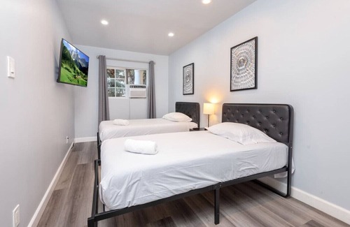 Hollywood Apartment | Deluxe Modern 2BR Apt. in Prime Location