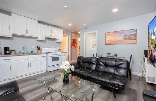 Hollywood Apartment | Deluxe Modern 2BR Apt. in Prime Location