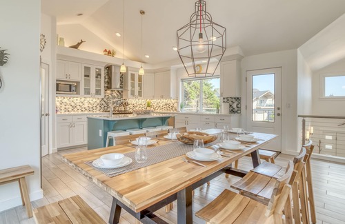 Roads End House | Deluxe Modern Ocean View Beauty just Steps Away from Beach Access!