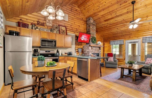 Notch Estates House | Deluxe Notch Estates Cabin, Close to SDC - 4 Bedroom Suites, 2 Living Areas, 2 Pools! | 35