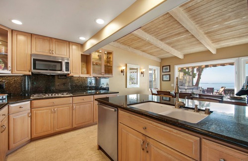 Capistrano Beach House | Deluxe Oceanfront Beach House I Luxury Hot Tub I Family Game Room I On the Beach
