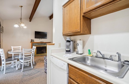 West Bridgewater Hotel | Deluxe One Bedroom Queen Suite on the 2nd floor with outdoor heated pool 202