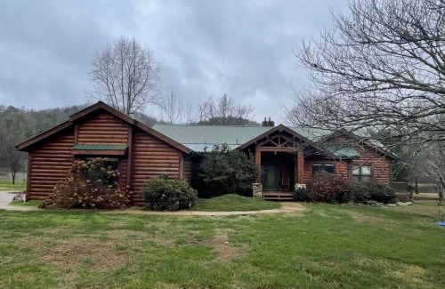 Tellico Plains House | Deluxe Parkland Cabin - Pet and Motorcycle Friendly Home