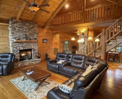 Tellico Plains House | Deluxe Parkland Cabin - Pet and Motorcycle Friendly Home
