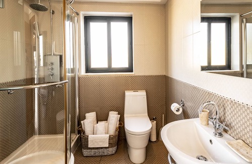 Cospicua Bed & Breakfast | Deluxe Penthouse Suite: Jacuzzi, Private Terraces, Breathtaking Views!