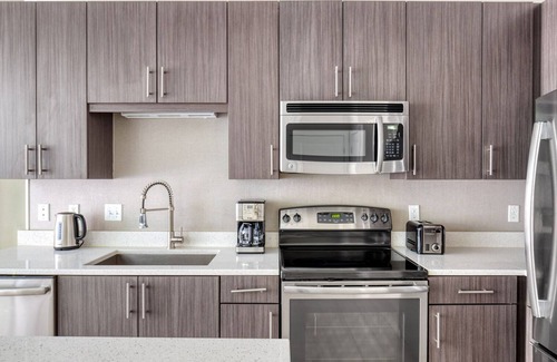 Jefferson Manor Apartment | Deluxe Potomac Yard 1BR w/W/D & Concierge, nr Airport, by Blueground