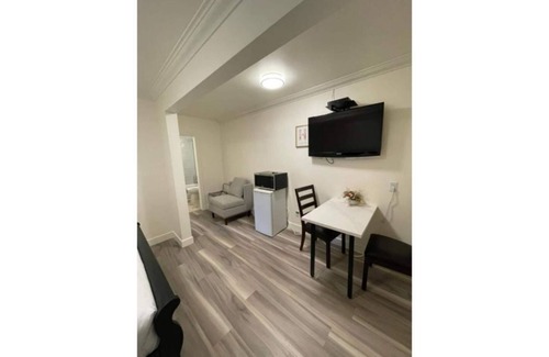 East Kootenay House | Deluxe Queen Room in Wonderous Radium
