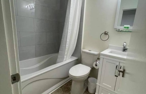 East Kootenay House | Deluxe Queen Room in Wonderous Radium