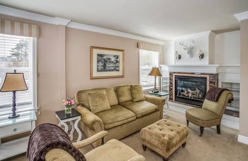 Downtown Cannon Beach Hotel | Deluxe Queen Room with Beach Access! Close to Cannon Beach Art Galleries!